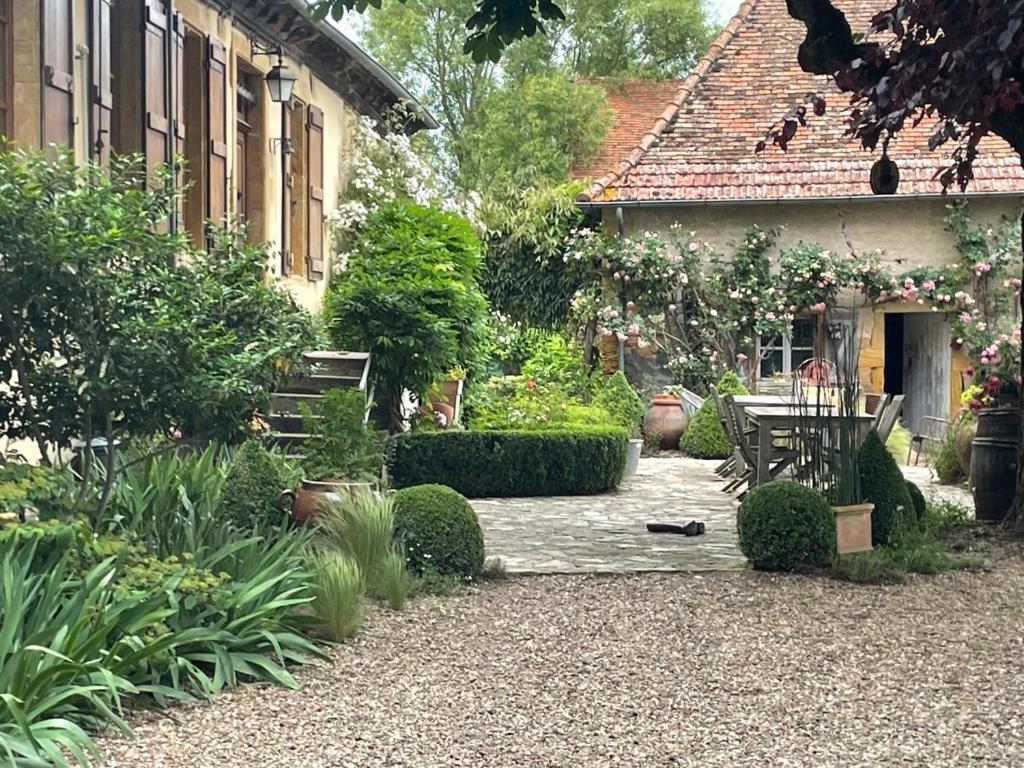 Les Jardins Des Soussilanges Bed & Breakfast Céron Eksteriør bilde